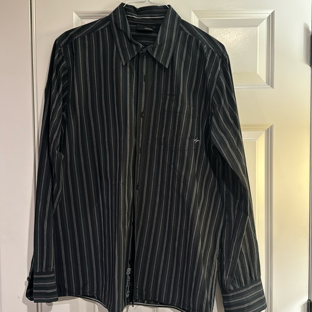 Men’s Hurley button up shirt. Black with gray design. Size XL.